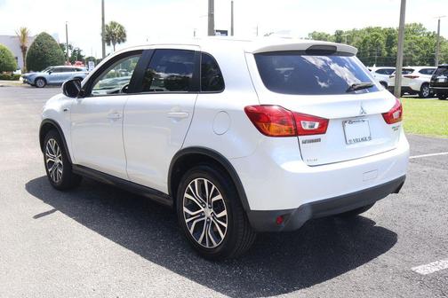 Diamond White Pearl 2017 Mitsubishi Outlander Sport 2.0 LE