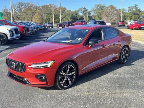 2024 Volvo S60 B5 Plus Dark Theme