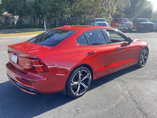 2024 Volvo S60 B5 Plus Dark Theme