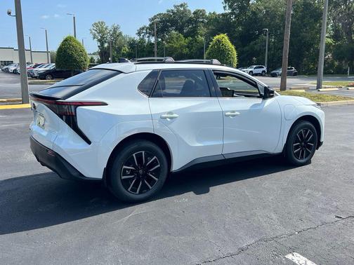 Wind Chill Pearl 2026 Toyota bZ XLE Plus