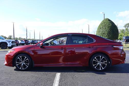 Pearl 2018 Toyota Camry SE
