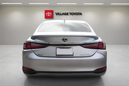 2024 Lexus ES 300h F SPORT Handling
