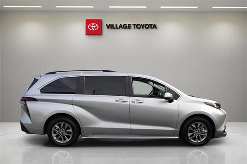 2023 Toyota Sienna XLE 8 Passenger