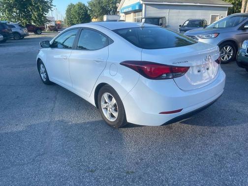 White 2015 Hyundai ELANTRA SE