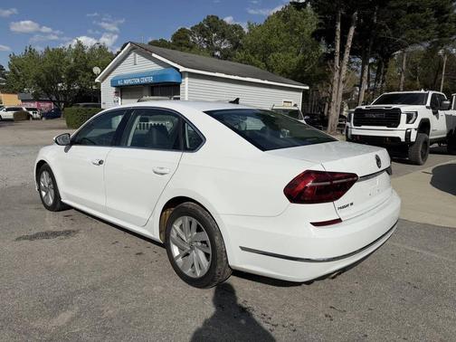 Pure White 2018 Volkswagen Passat 2.0T SE