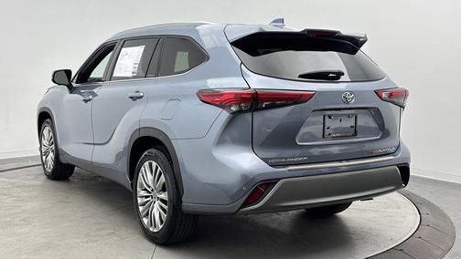 Gray 2023 Toyota Highlander Platinum