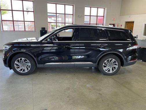 Infinite Black Metallic Clearcoat 2023 Lincoln Aviator Livery