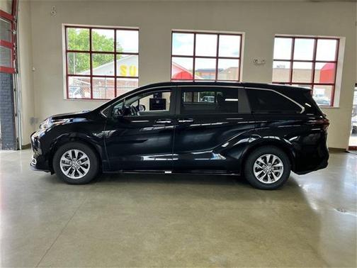 2023 Toyota Sienna XLE 7 Passenger