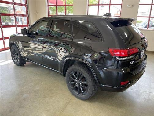 Diamond Black Crystal Pearlcoat 2017 Jeep Grand Cherokee Altitude