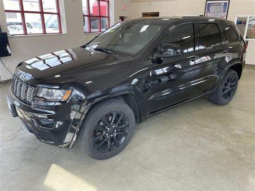Diamond Black Crystal Pearlcoat 2017 Jeep Grand Cherokee Altitude
