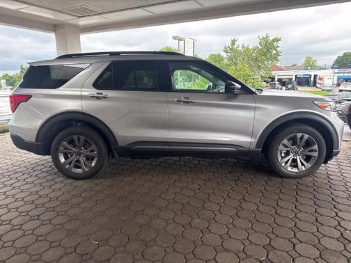 ICONIC SILVER METALLIC 2024 Ford Explorer XLT