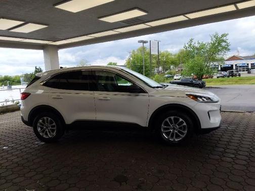 STAR WHITE METALLIC TRI-COA 2022 Ford Escape SE