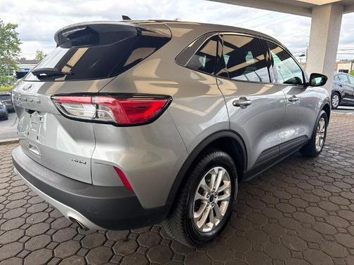 ICONIC SILVER 2022 Ford Escape SE
