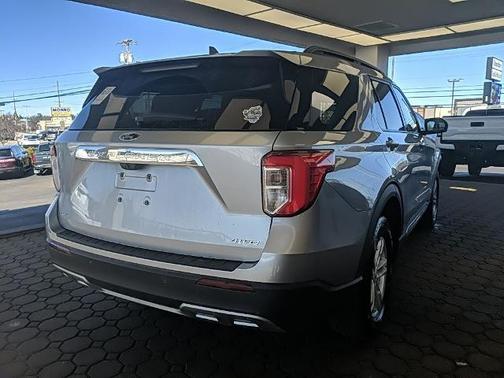 ICONIC SILVER METALLIC 2022 Ford Explorer XLT