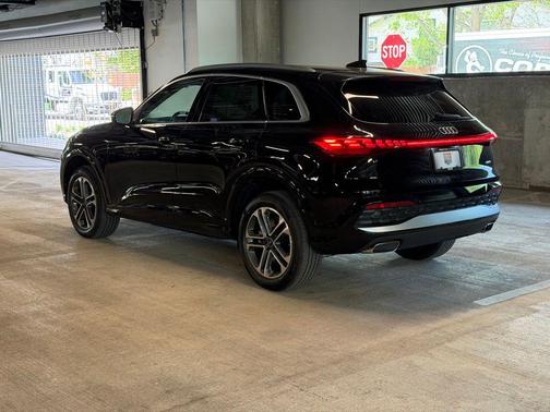 Mythos Black Metallic 2026 Audi Q5 Premium Plus TFSI quattro S tronic
