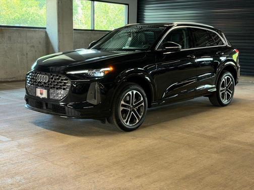 Mythos Black Metallic 2026 Audi Q5 Premium Plus TFSI quattro S tronic