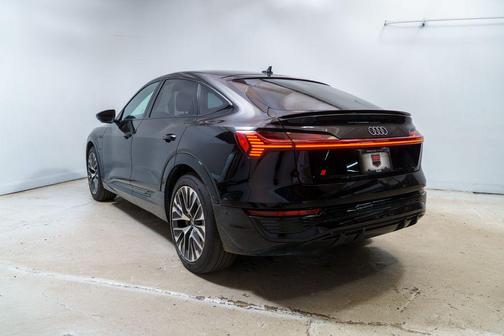 Mythos Black Metallic 2024 Audi Q8 e-tron Prestige