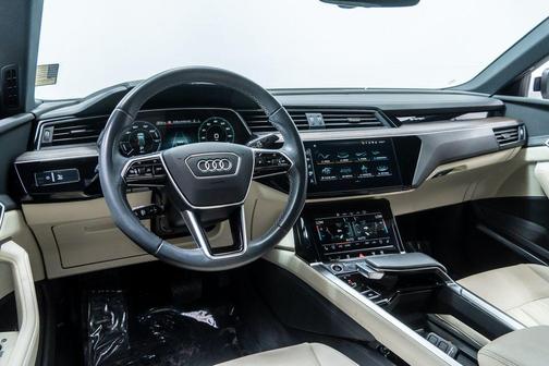 Glacier White Metallic 2024 Audi Q8 e-tron Premium Plus