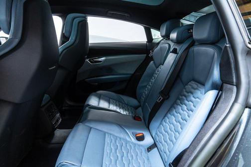 Daytona Gray Pearl 2023 Audi e-tron GT Prestige quattro