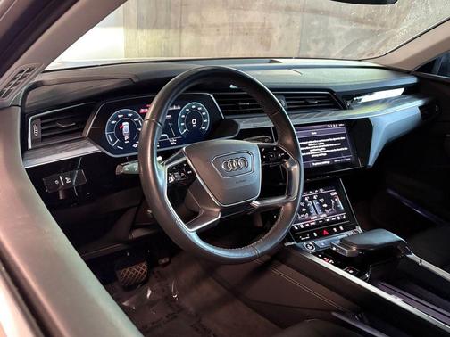 Mythos Black Metallic 2024 Audi Q8 e-tron Premium Plus