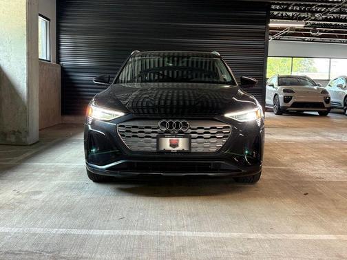 Mythos Black Metallic 2024 Audi Q8 e-tron Premium Plus