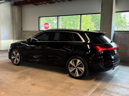 Mythos Black Metallic 2024 Audi Q8 e-tron Premium Plus