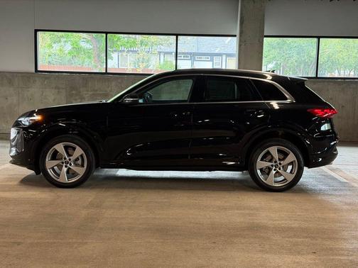 Mythos Black Metallic 2026 Audi Q5 Premium Plus TFSI quattro S tronic