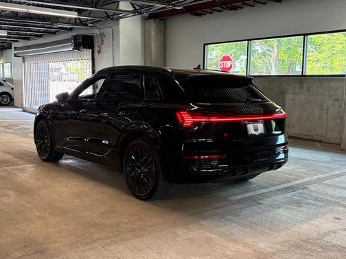 Mythos Black Metallic 2024 Audi Q8 e-tron Prestige