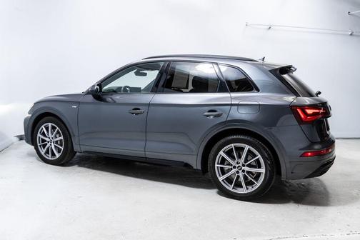 Daytona Gray Pearl Effect 2023 Audi Q5 e 55 S line Premium Plus