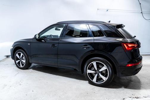 Mythos Black Metallic 2023 Audi Q5 45 S line Prestige