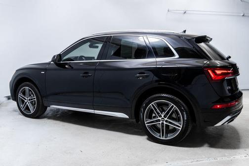 Mythos Black Metallic 2022 Audi Q5 e 55 S line Premium Plus