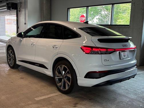 Glacier White Metallic 2024 Audi Q4 e-tron Sportback Premium 55 quattro