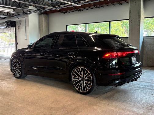 Mythos Black Metallic 2024 Audi SQ8 4.0T Prestige
