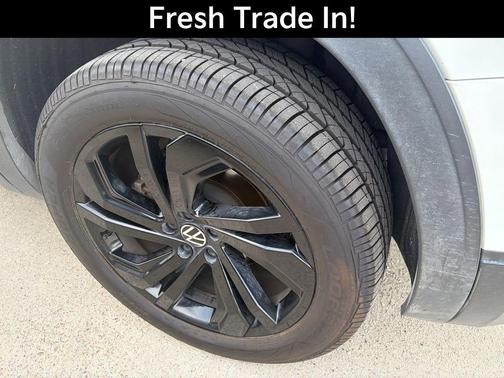 Pure White 2022 Volkswagen Atlas 2.0T SE w/Technology