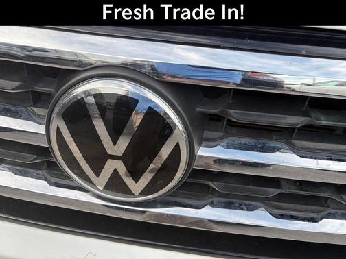 Pure White 2022 Volkswagen Atlas 2.0T SE w/Technology
