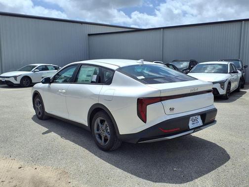 Snow White Pearl 2026 Kia K4 LXS