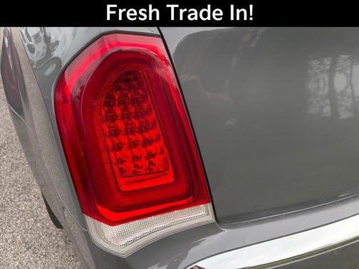 Ceramic White 2018 Chrysler 300 Limited