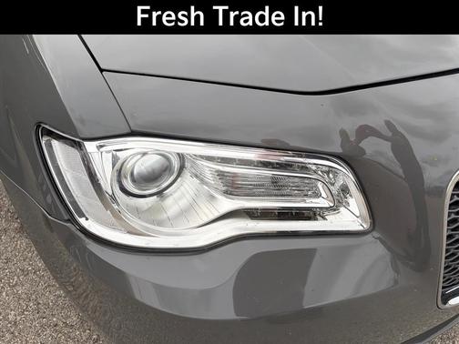 Ceramic White 2018 Chrysler 300 Limited