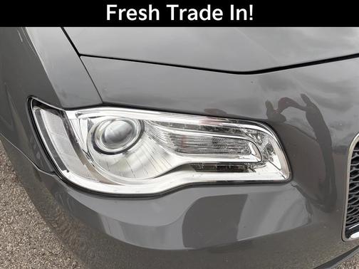 Ceramic White 2018 Chrysler 300 Limited