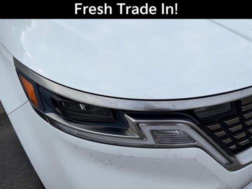 Snow White Pearl 2024 Kia Carnival SX