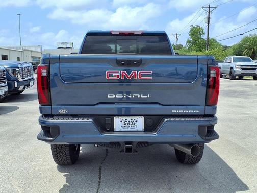 Metal 2026 GMC Sierra 2500 Denali