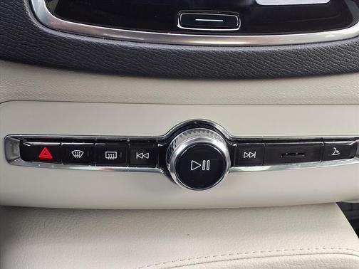 2021 Volvo XC90 T5 Momentum 7 Passenger