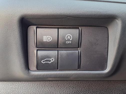 Pearl 2024 Toyota Highlander LE