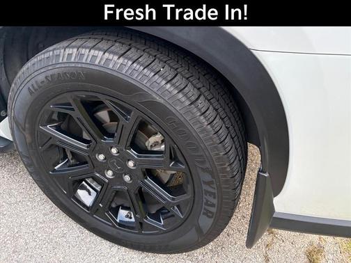 Pearl 2024 Toyota Highlander LE