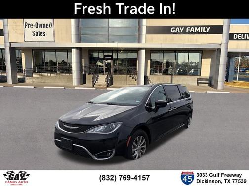 Brilliant Black Crystal Pearlcoat 2017 Chrysler Pacifica Touring-L