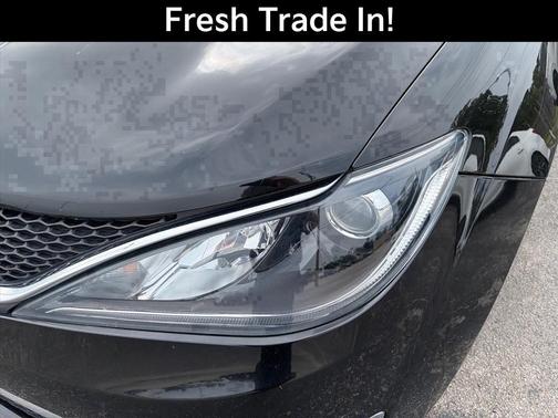 Brilliant Black Crystal Pearlcoat 2017 Chrysler Pacifica Touring-L