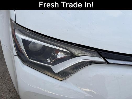 Super White 2018 Toyota RAV4 LE