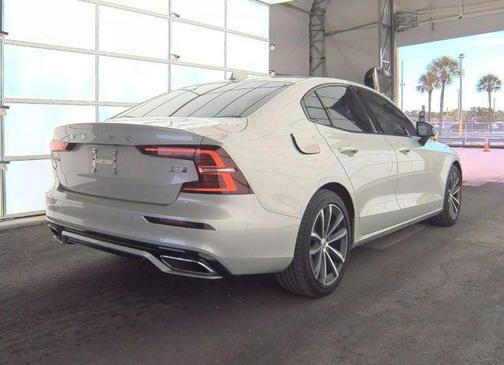 2022 Volvo S60 B5 Momentum