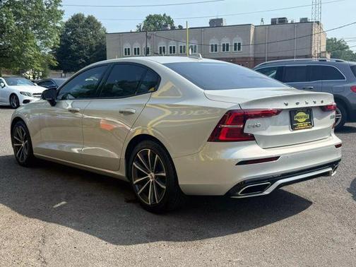 2022 Volvo S60 B5 Momentum