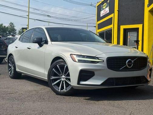 2022 Volvo S60 B5 Momentum